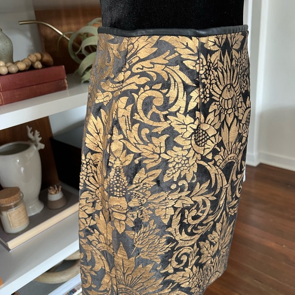 Black and gold Zara skirt in size small - Picture 4 of 8